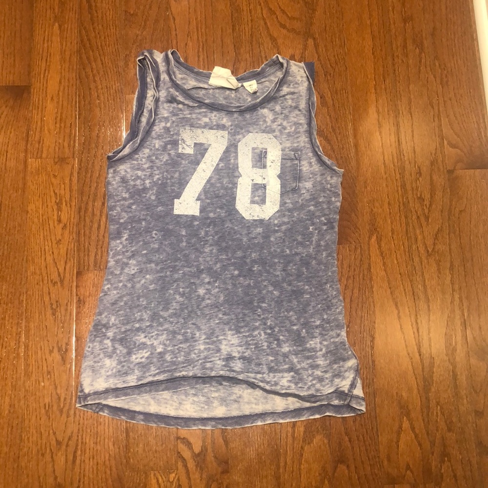 blue tanktop